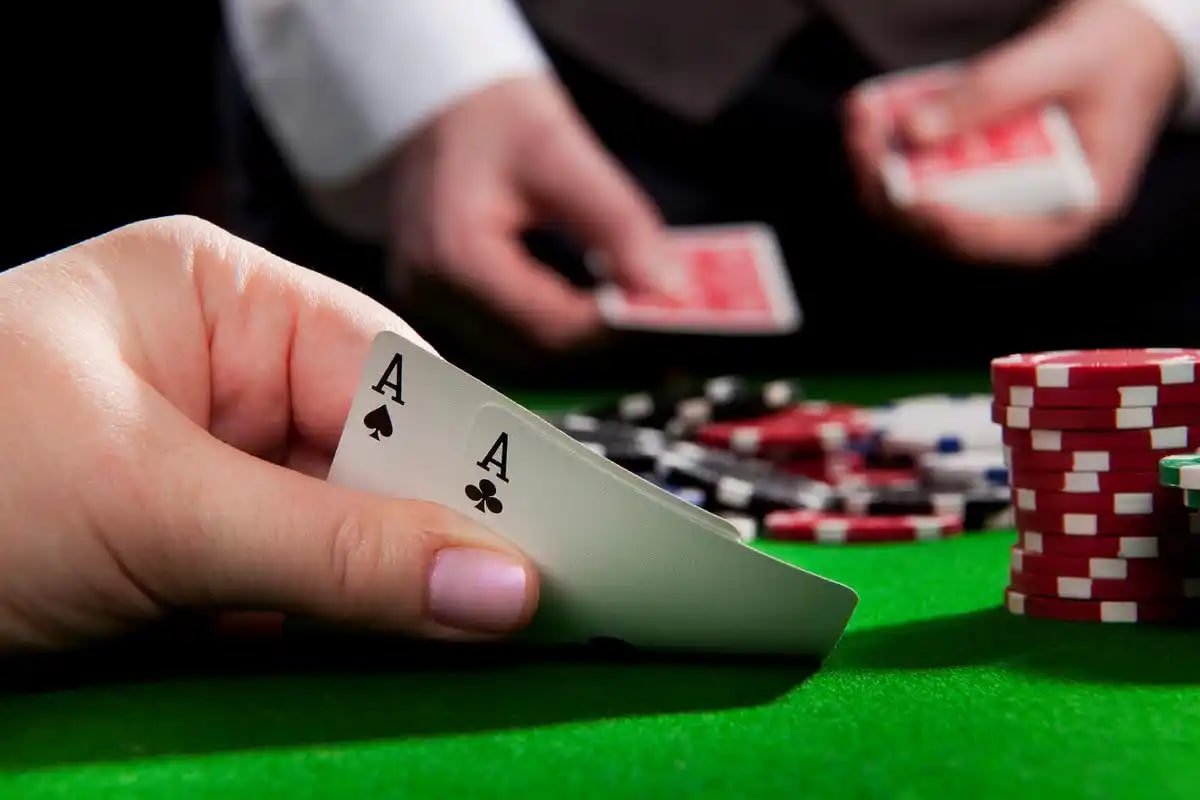 Màn hình live casino vvv88 hiển thị bàn roulette với dealer qua video